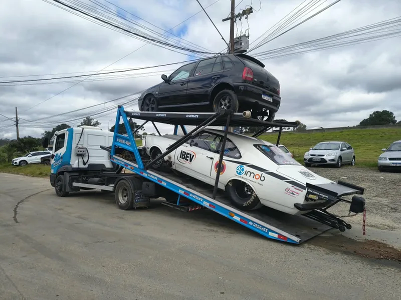 Carro de competição sendo carregado na plataforma inclinada
