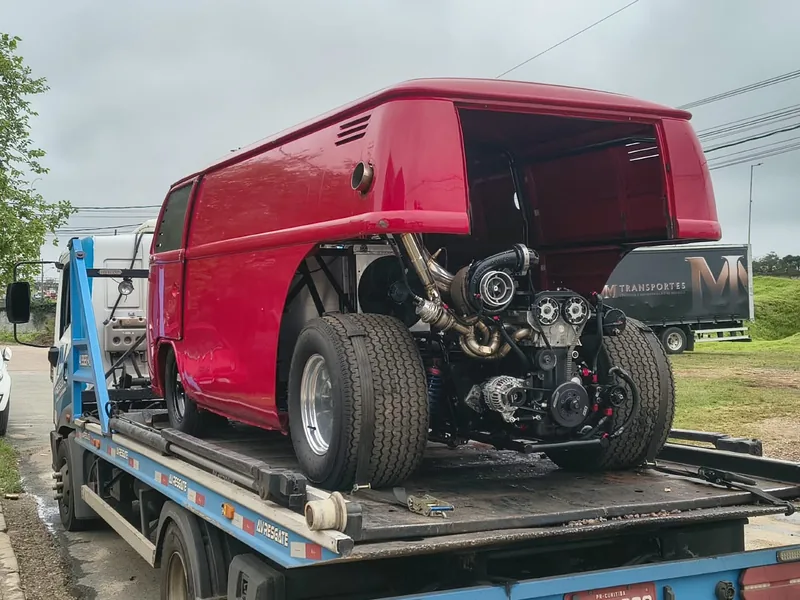 Kombi vermelha preparada com motor turbo exposto