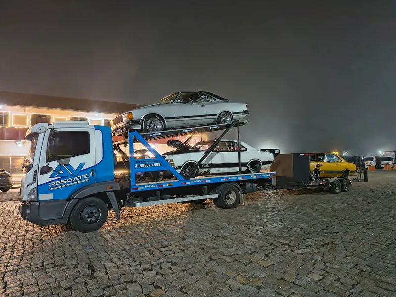 Três Opalas transportados à noite com carreta adicional